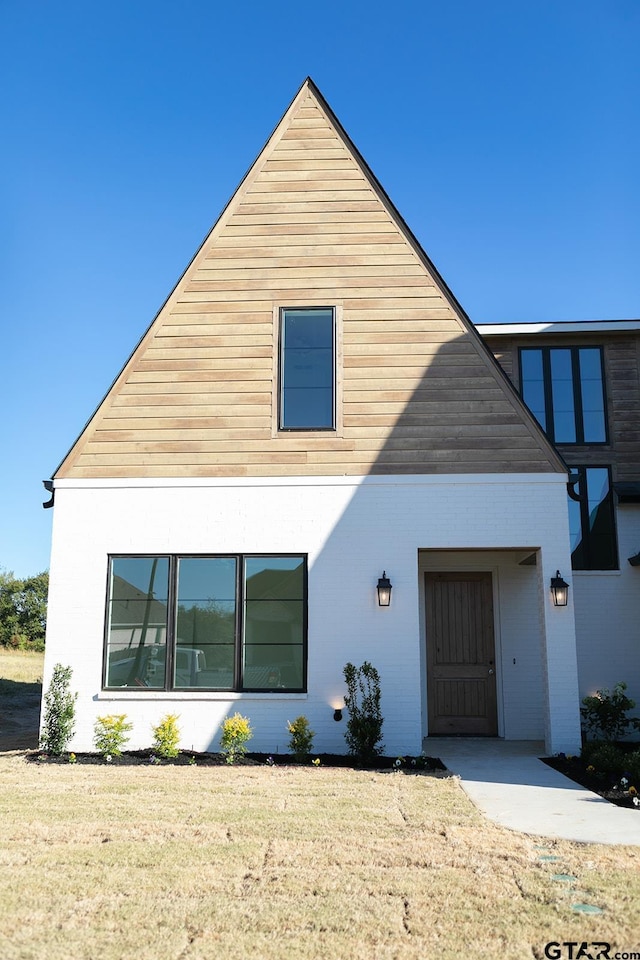 view of front facade featuring a front lawn