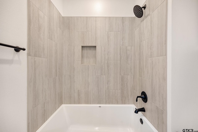 bathroom with tiled shower / bath