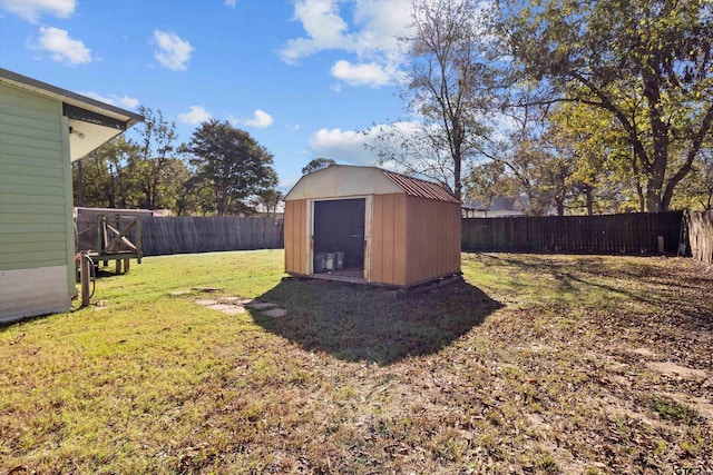 view of yard featuring a storage unit