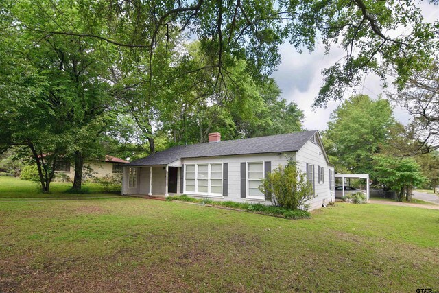 view of front of house featuring a front lawn