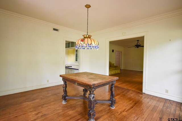 510 E Longview St, Arp, TX 75750 - dining room with hardwood / wood-style flooring, baseboards, crown molding, and a ceiling fan