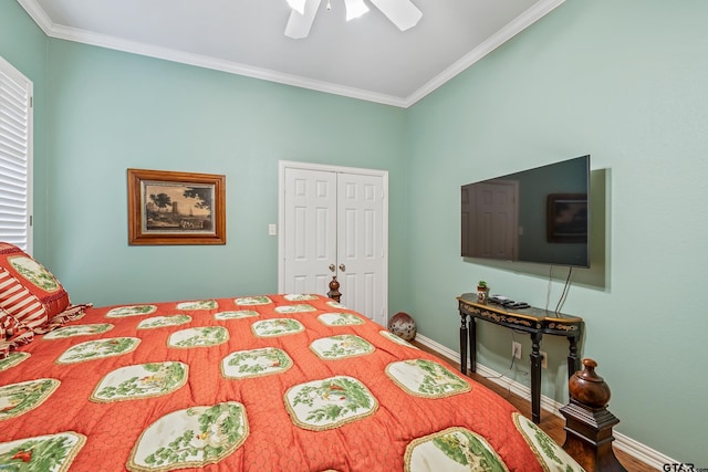 bedroom with a closet, baseboards, ceiling fan, and ornamental molding