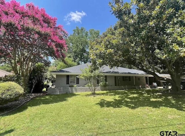 view of front facade with a front yard