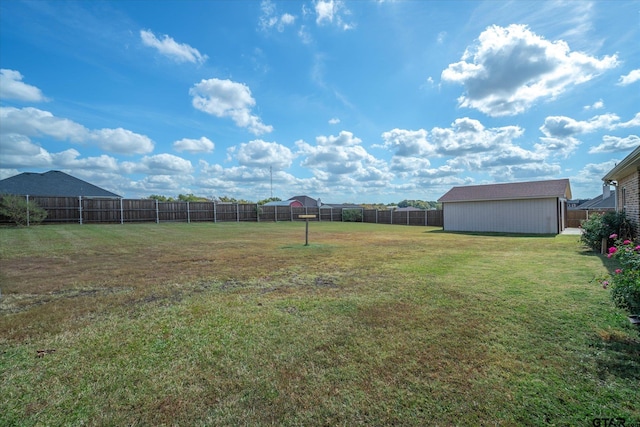 view of yard with an outdoor structure