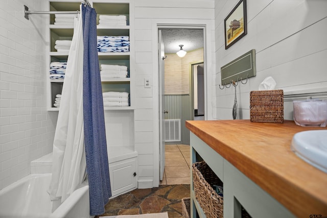 bathroom with visible vents and shower / tub combo with curtain