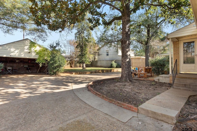 view of yard with a garage and an outdoor structure