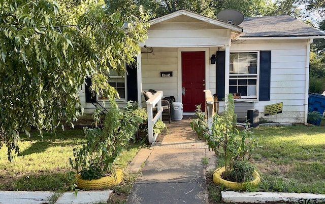 view of front facade featuring a front yard