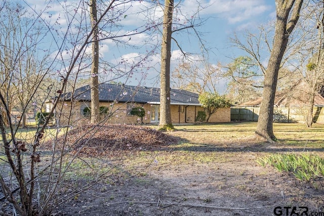 view of front of property featuring a front yard