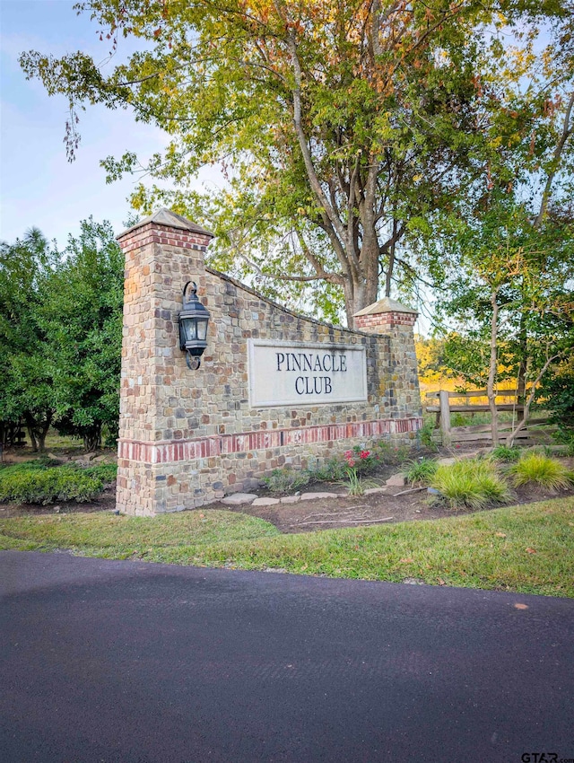 view of community / neighborhood sign