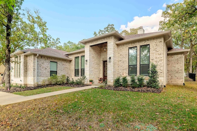 view of front of home featuring a front lawn