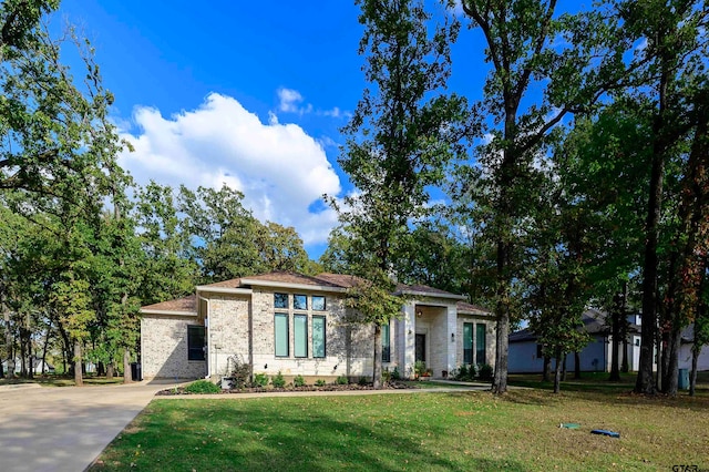 view of front of house featuring a front lawn