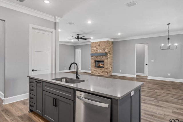 kitchen featuring gray cabinetry, a center island with sink, dark hardwood / wood-style floors, sink, and dishwasher