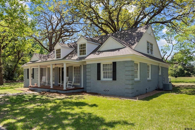 view of front of home with a front lawn, crawl space, a shingled roof, and covered porch