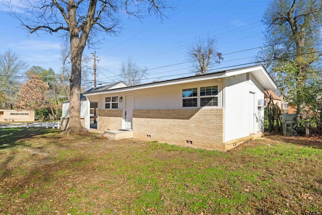 view of front of home featuring a front lawn