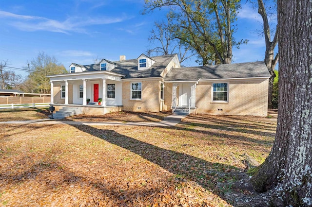 view of front facade featuring a front yard and a porch