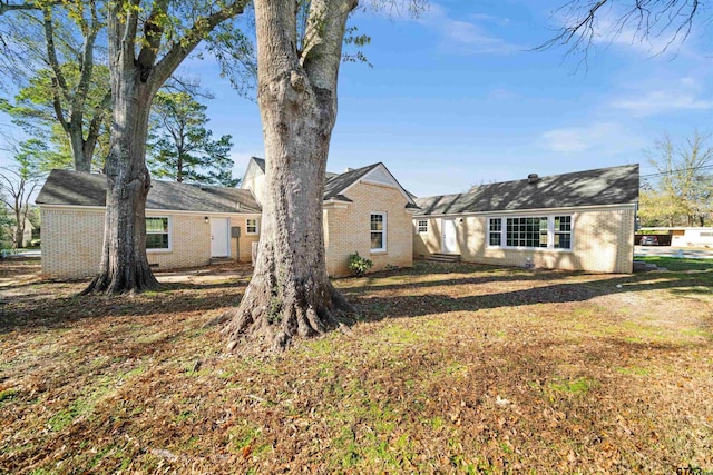 view of front of house featuring a front yard