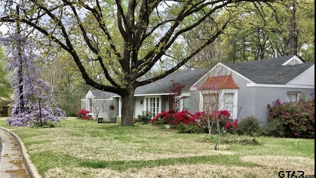 view of front of home with a front lawn