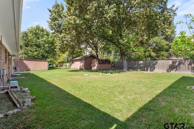 view of yard with a shed