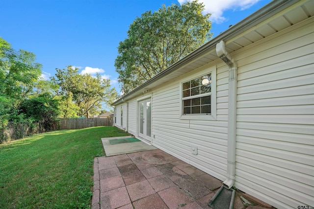 view of yard featuring a patio