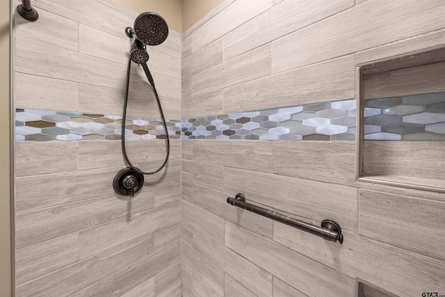 details featuring a tile shower