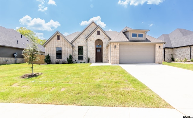 view of front facade featuring a garage and a front yard