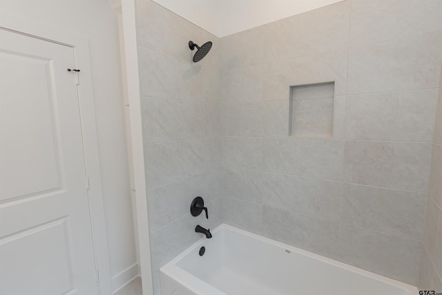 bathroom with tiled shower / bath