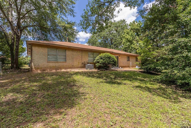 2114 Martin Luther King Blvd, Palestine, TX 75803 - ranch-style home with brick siding and a front yard