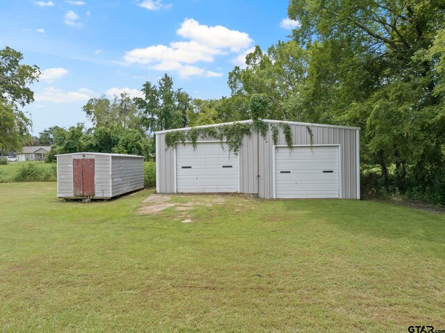 garage featuring a lawn