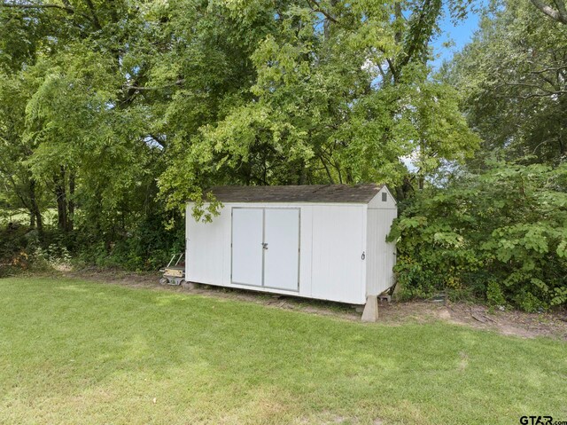 view of outbuilding featuring a yard