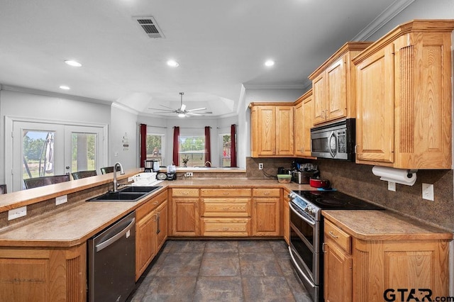 kitchen with a sink, decorative backsplash, stainless steel appliances, visible vents, and recessed lighting