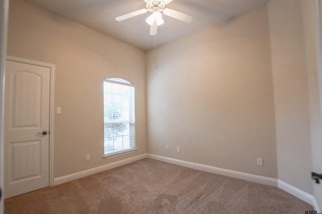 carpeted empty room featuring ceiling fan