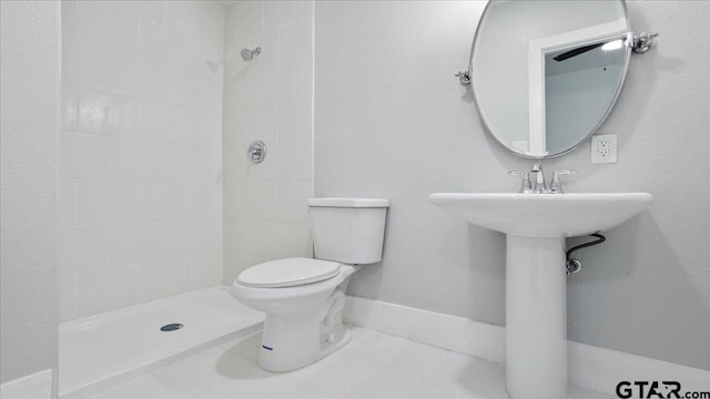 bathroom with toilet and tiled shower