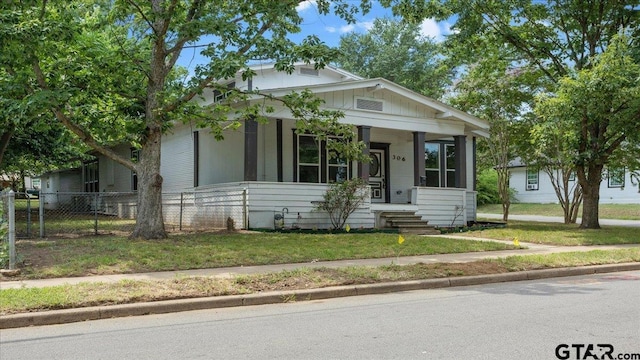 bungalow featuring a front yard