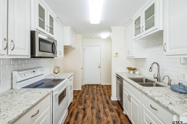 5401 Hollytree Dr, Tyler, TX 75703 - kitchen featuring appliances with stainless steel finishes, a sink, backsplash, dark wood-style floors, and crown molding