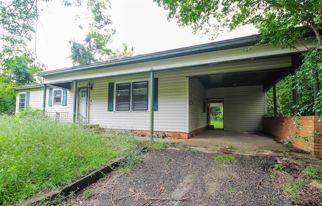 100 Mills St, Arp, TX 75750 - single story home featuring a carport and a porch