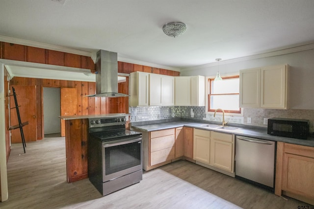 100 Mills St, Arp, TX 75750 - kitchen featuring appliances with stainless steel finishes, a sink, island exhaust hood, decorative backsplash, and light wood finished floors
