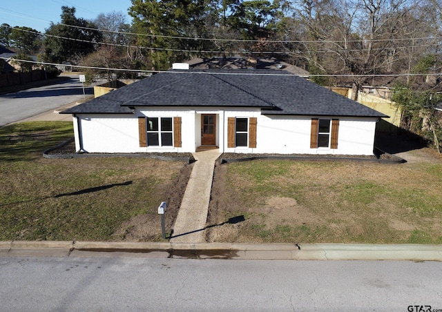 view of front of property featuring a front lawn