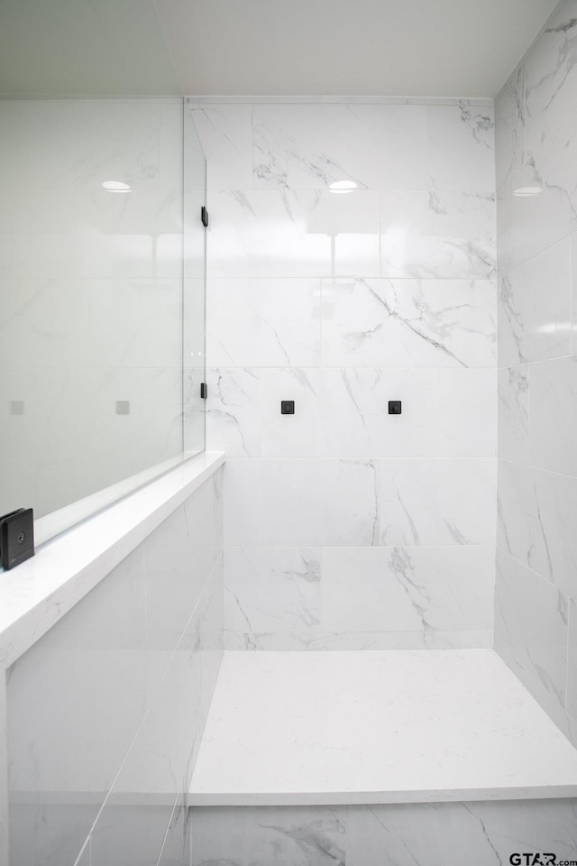 bathroom featuring a tile shower