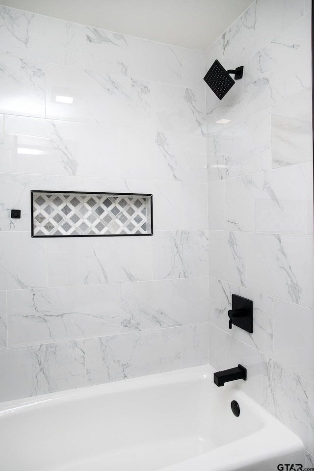 bathroom featuring tiled shower / bath combo