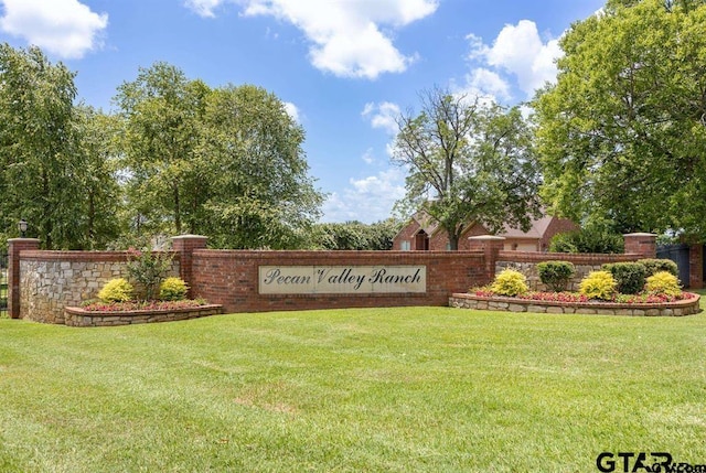 community sign featuring a yard