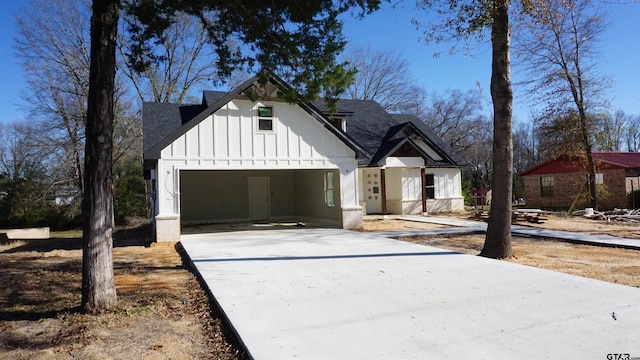 view of modern farmhouse style home