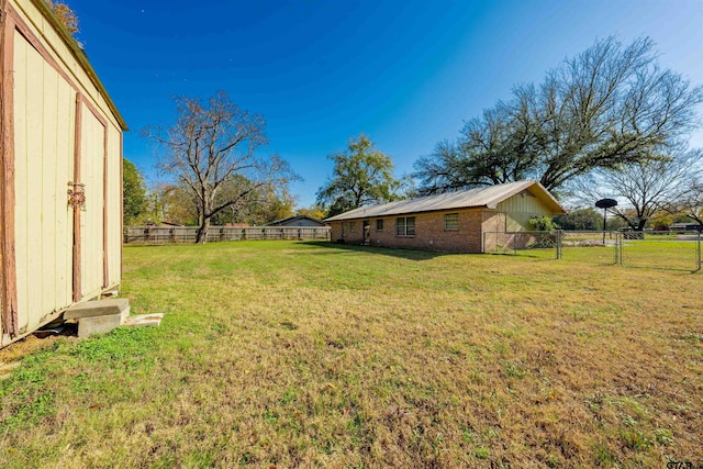 view of yard featuring an outdoor structure