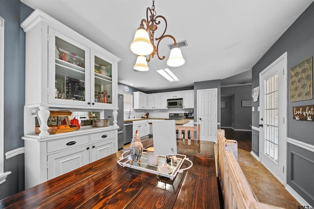 dining room featuring visible vents and an inviting chandelier