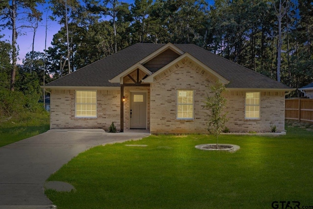 view of front of house featuring a yard