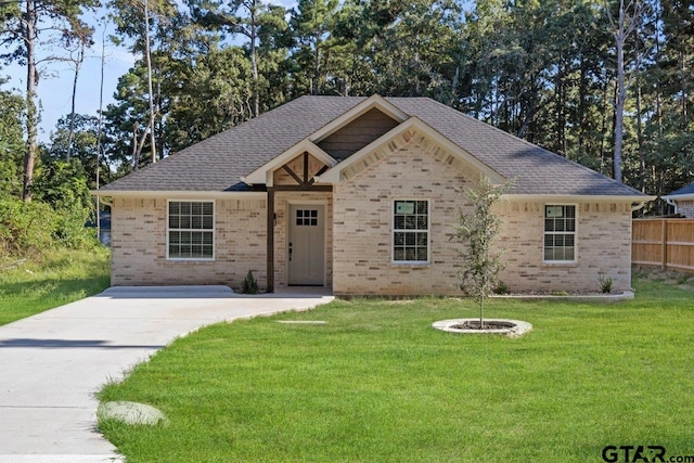 view of front of property featuring a front yard