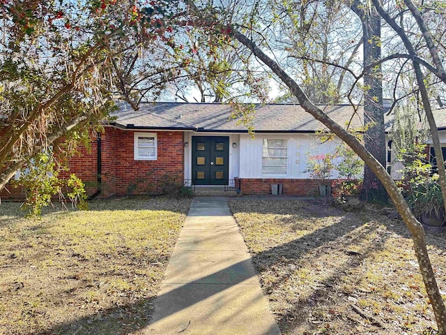 single story home featuring a front yard