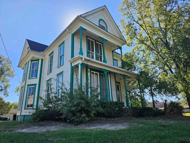 view of front of home featuring a front lawn and covered porch