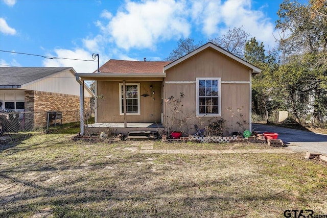 view of front of house featuring a porch and a front yard