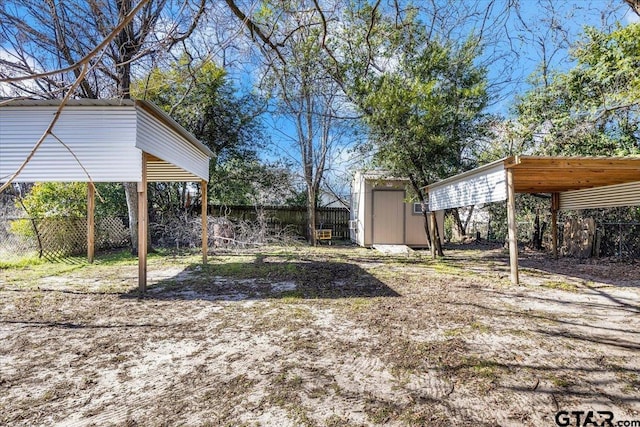 view of yard featuring a shed