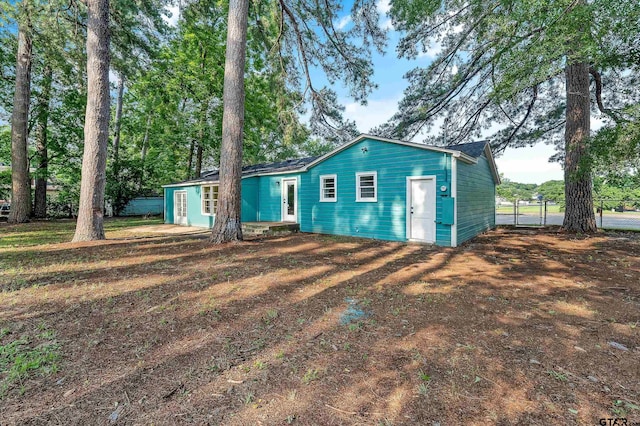 view of front of property with a front yard